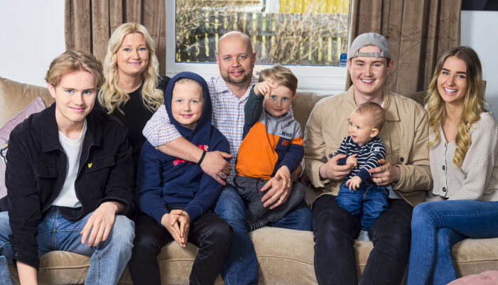 Karin von Wachenfeldt med sin stora familj. Från vänster: sonen Adrian, Karin, sonen Isedor, maken Fredrik, yngste sonen Liélo, äldste sonen William, sonsonen Malwe och Williams flickvän Vilma Joons. Karin von Wachenfeldt med sin stora familj. Från vänster: sonen Adrian, Karin, sonen Isedor, maken Fredrik, yngste sonen Liélo, äldste sonen William, sonsonen Malwe och Williams flickvän Vilma Joons.