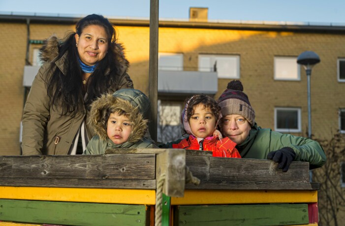 Under tiden som Ruth och hennes stora barn var i Peru försökte Johan överklaga Migrationsverkets utvisningsbeslut. Ruth Acosta och Johan Broström med sina tvillingar Erik och Allison utomhus på en lekplats.