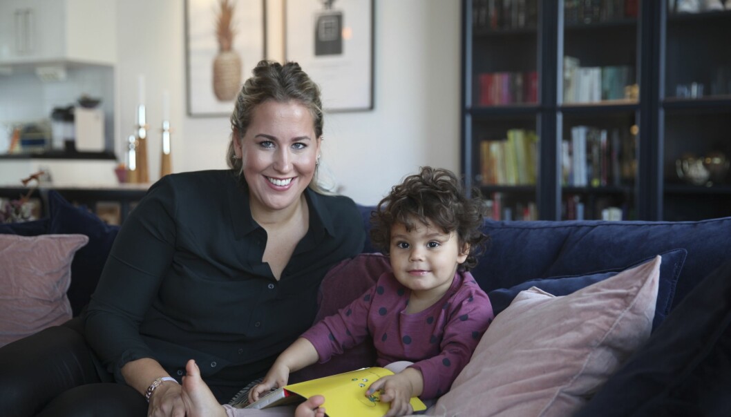 Lykke får Lovisa att tänka på annat än sorgen. Foto: Frida Funemyr Lovisa sitter i en soffa och leker med dottern Lykke.