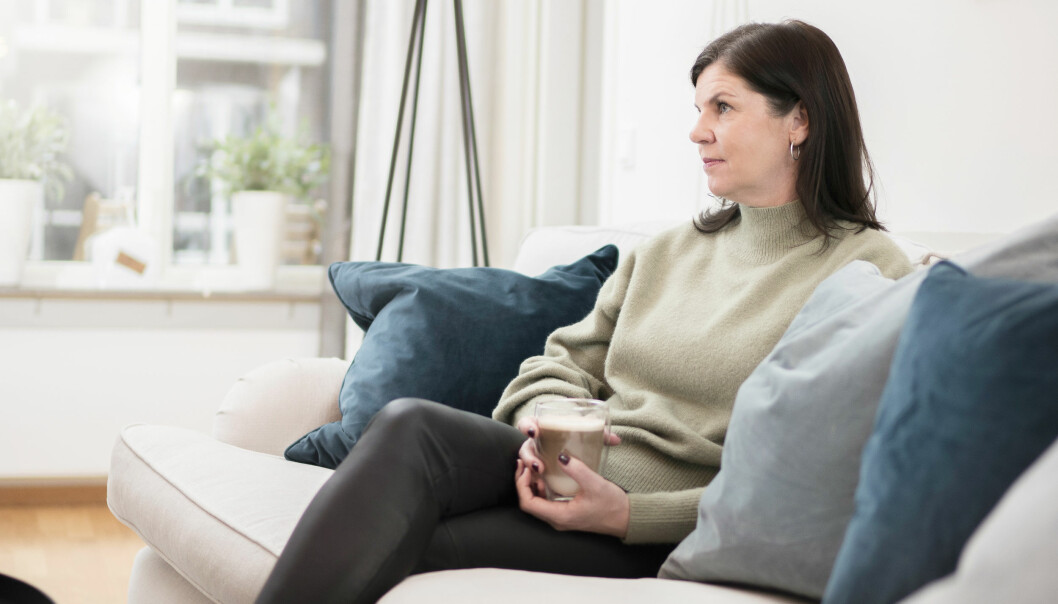 Camilla Jonsson efterlyser ett bättre anhörigstöd inom cancervården. Foto: Jennifer Glans Camilla Jonssons, vars man fick bröstcancer, håller en kaffe i handen och berättar om hur svårt sjukdomsförloppet var.