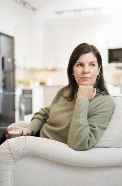 Camilla Jonsson bestämde sig tidigt för att finnas vid sin mans sida genom sjukdomen. Foto: Jennifer Glans Camilla Jonsson, vars man dog i bröstcancer, sitter i en soffa och berättar om sorgen och ensamheten.