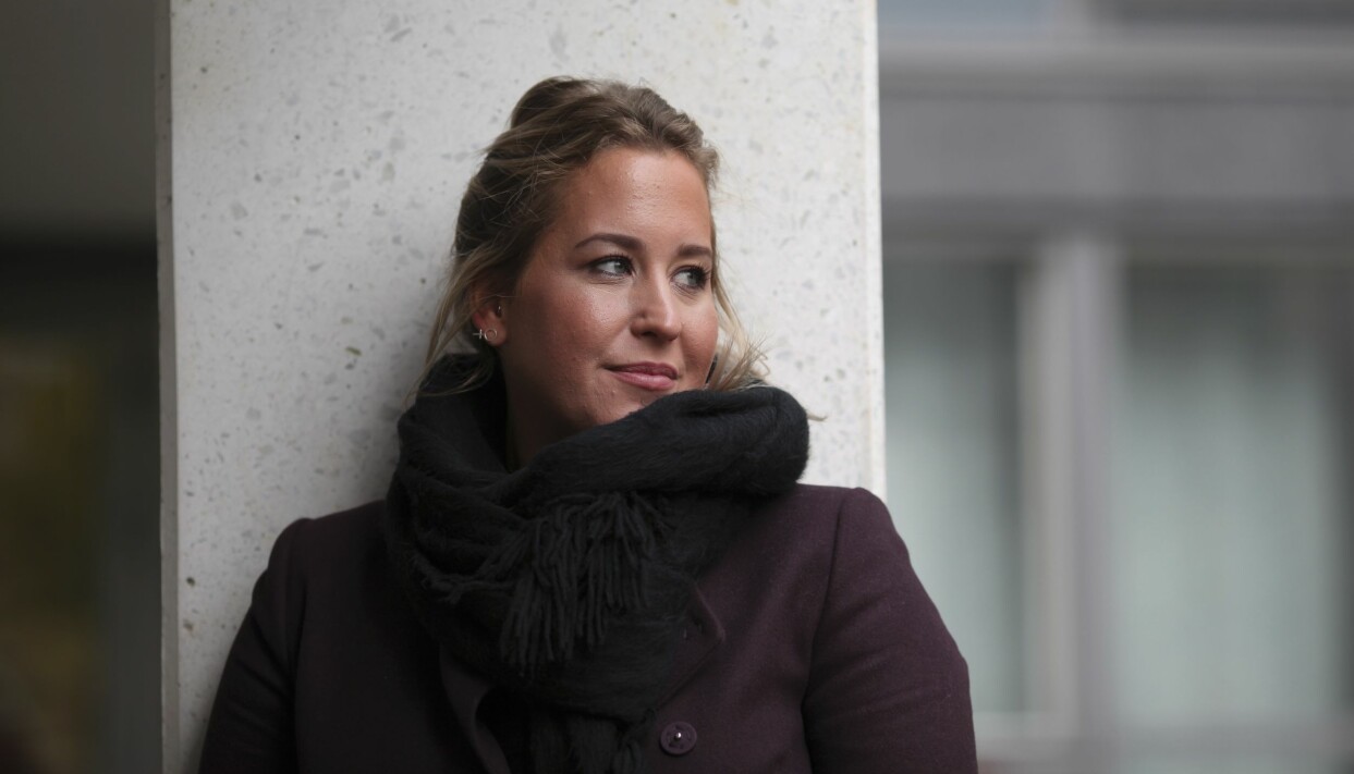 Lovisa hade svårt att glädjas över den nya graviditeten. Foto: Frida Funemyr Porträtt av Lovisa, som förlorade sin son i cancer, framför en vägg.