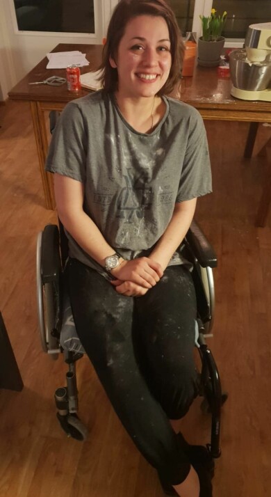 Efter kollapsen blev Li rullstolsburen och fick flytta hem till sina föräldrar. Foto: Privat Li Krig i Mariehamn blev förlamad och hamnade i rullstol på grund av stress.