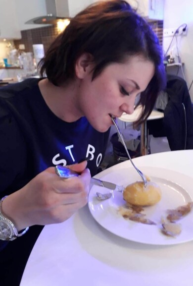 När det var som värst fick Li hålla fast gaffeln med munnen för att kunna skala potatis. Foto: Privat Li Krig blev halvsidesförlamad och fick skala potatis med hjälp av munnen när vänstersidan var för svag.
