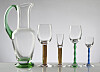 En uppsättning med glas av formgivaren Gunnar Cyrén såldes för 15 750 kr (10 000) på Bukowskis. I ropet ingick en karaff, åtta rödvinsglas, tolv snapsglas, 
13 vitvinsglas och tolv likörglas. Rödvins- och snapsglaset har ett guldfärgat, kolonnformat ben medan vitvins- och likörglaset har ett elegant ben som är likt det på glasen som Simon Gate (1883–1945) formgav för Orrefors på 1920-talet.