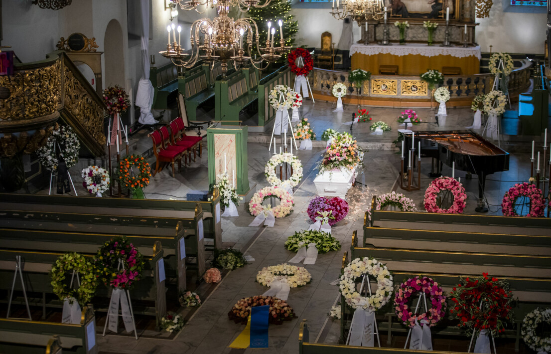 Oslos domkyrka är vackert smyckad med blomsterkransar för att hedra minnet av Ari Behn. Foto: TT Oslos domkyrka är vackert smyckad med blomsterkransar för att hedra minnet av Ari Behn. Foto: TT