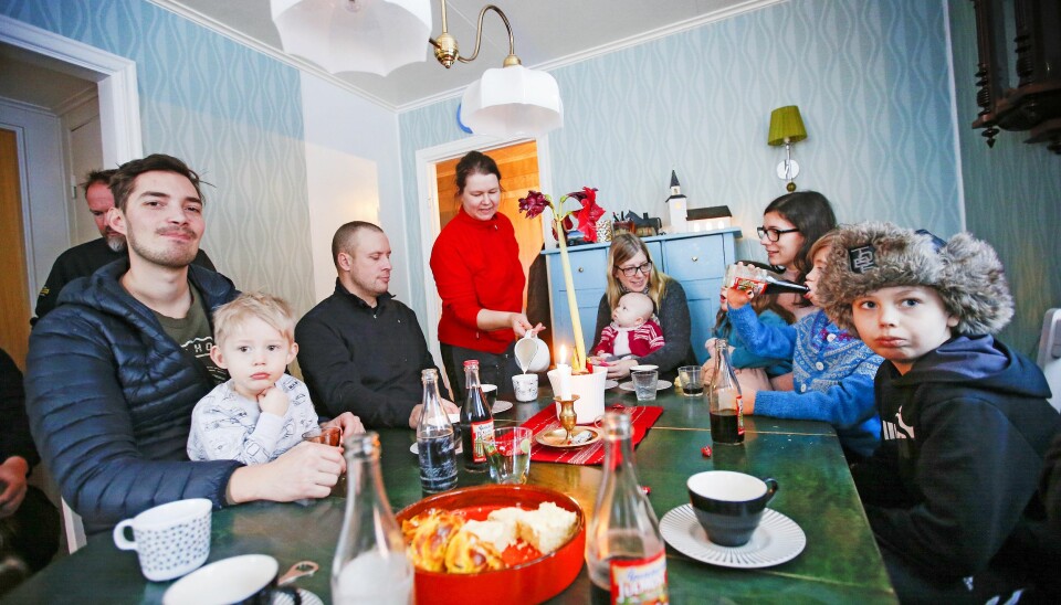 Sammanhållningen är stor i den lilla byn som ryms i ett kök. Här är det fika hemma hos Katarina och Johan. Foto: Petra Älvstrand Sammanhållningen är stor i den lilla byn som ryms i ett kök. Här är det fika hemma hos Katarina och Johan. Foto: Petra Älvstrand
