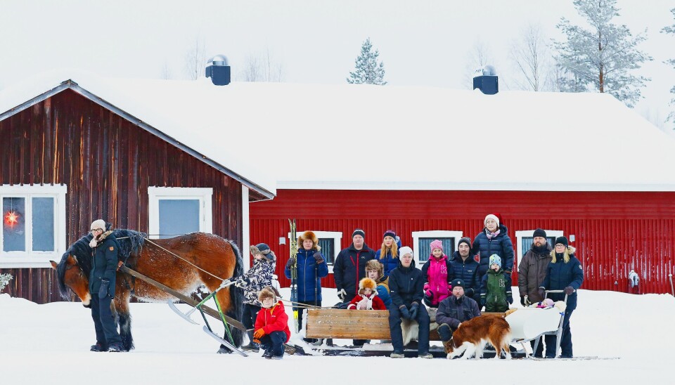 Hela byn samlad kring familjen Cederings nordsvenska häst. Vid tömmarna: Ida. Övriga från vänster: Axel, Hilding, Katarina, Emil, Daniel med Helga i knäet, Amanda, Wilhelm, Enya, Jonas, Erik, Linnea, Milo, Jörgen, Ulrika och lilla Astrid i sparklådan. Foto: Petra Älvstrand Hela byn samlad kring familjen Cederings nordsvenska häst. Vid tömmarna: Ida. Övriga från vänster: Axel, Hilding, Katarina, Emil, Daniel med Helga i knäet, Amanda, Wilhelm, Enya, Jonas, Erik, Linnea, Milo, Jörgen, Ulrika och lilla Astrid i sparklådan. Foto: Petra Älvstrand