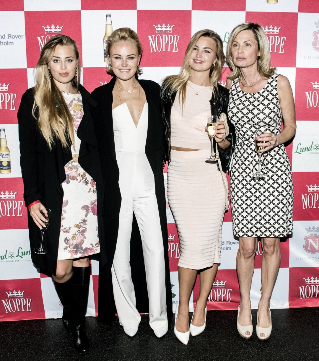 Malin Åkerman tillsammans med systrarna Mikaela och Jennifer Åkerman samt styvmamma Vera Stevens. Foto: Carolina Byrmo/TT Malin Åkerman tillsammans med systrarna Mikaela och Jennifer Åkerman samt styvmamma Vera Stevens. Foto: Carolina Byrmo/TT