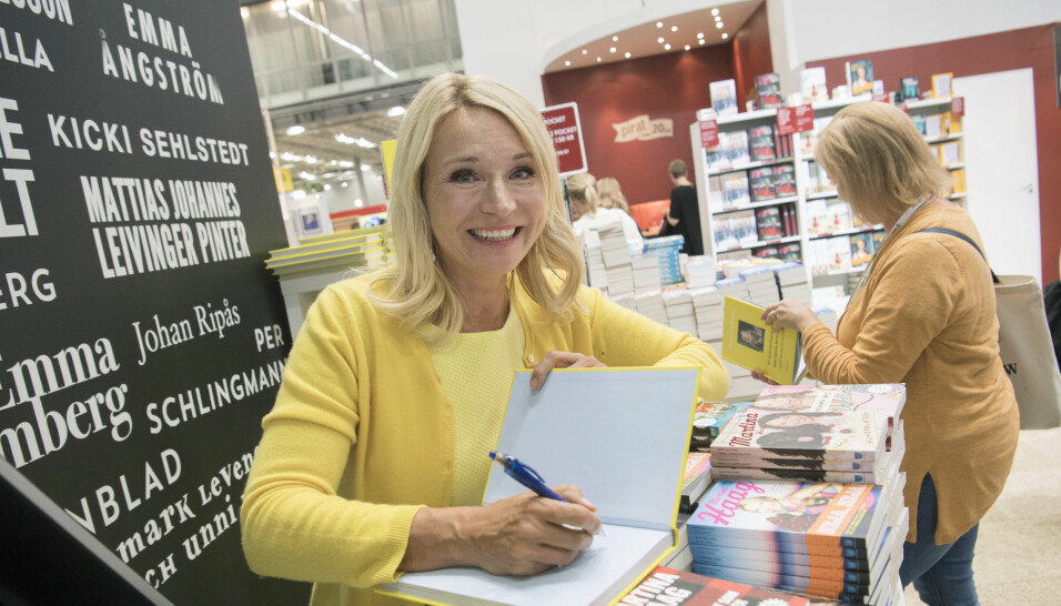 Martina Haag är aktuell med boken 10 anledningar att inte bjuda hem folk (och 10 sätt att göra det ändå). Här en bild från bokmässan i Göteborg. Foto: TT Martina Haag är aktuell med boken 10 anledningar att inte bjuda hem folk (och 10 sätt att göra det ändå). Här en bild från bokmässan i Göteborg. Foto: TT