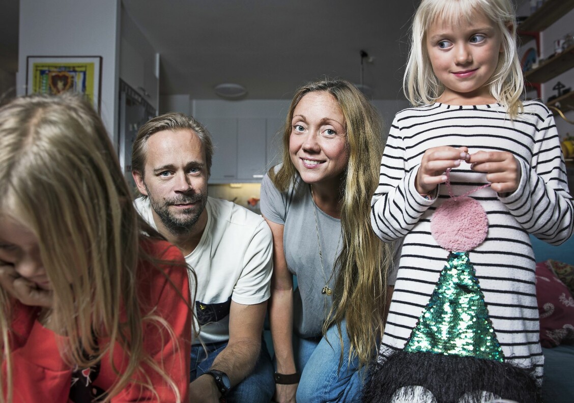 Magriffe med sin familj, maken Fredrik Hansson-Attack och döttrarna Filippa och Isabell. ”Idag är jag så lycklig över att jag inte tog mitt liv, jag vill inte missa mina barns uppväxt
och allt som händer i deras liv”. Foto: Veronica Kindblad Magriffe med sin familj, maken Fredrik Hansson-Attack och döttrarna Filippa och Isabell. ”Idag är jag så lycklig över att jag inte tog mitt liv, jag vill inte missa mina barns uppväxt
och allt som händer i deras liv”. Foto: Veronica Kindblad