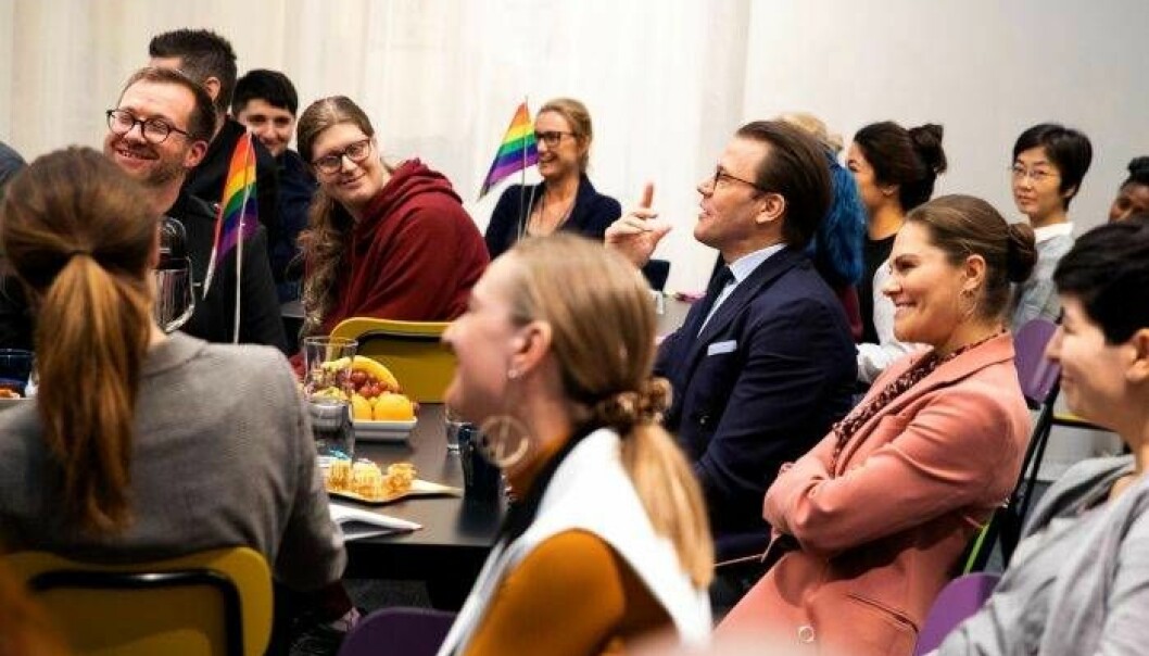 Bakelser och afternoon tea på RFSL:s kansli. Och en viktig inblick i den vardag och de utmaningar som hbtqi-personer möter. Bakelser och afternoon tea på RFSL:s kansli. Och en viktig inblick i den vardag och de utmaningar som hbtqi-personer möter.