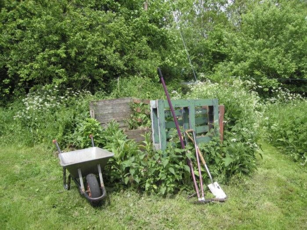 Förbättra jorden i din trädgård med en kompost. Foto: IBL Bildbyrå Förbättra jorden i din trädgård med en kompost.