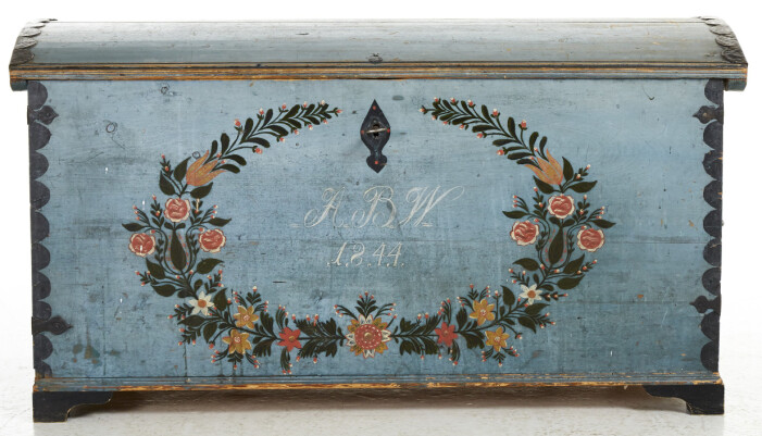 Med en omsorgsfullt målad allmogekista i rummet behövs knappt någon konst. Kistan med blomsterkrans, daterad 1844, fick ett högsta bud på 800 kr (2 000) 2019 hos Stockholms Auktionsverk. Blå allmogekista dekorerad med blomsterkrans.
