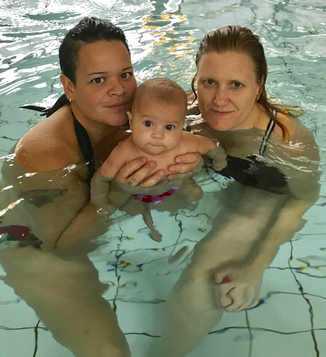 Johanna och Ann-Sofie Andersson på babysim med lilla Tess. Foto: Privat Johanna och Ann-Sofie Andersson på babysim med lilla Tess. Foto: Privat