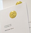 Det stiliga inbjudningskortet med Alfred Nobel i guld. Foto: Jennifer Glans