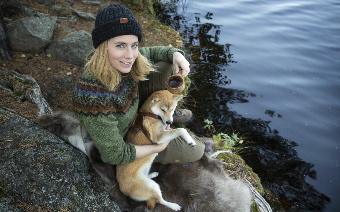Mys vid lägerelden med hunden Alma, som är en trofast vandringskompis. Mys vid lägerelden med hunden Alma, som är en trofast vandringskompis.