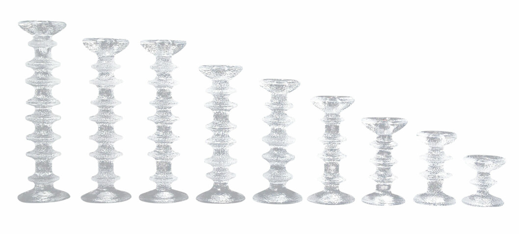 Nästan i var mans hem. Timo Sarpanevas ljusstake Festivo, formgiven 1966, är en Iittala-klassiker som har tillverkats sedan 1967. Nio av Timo Sarpanevas glasljusstakar Festivo i olika storlekar.
