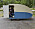 Micke står i dörröppningen till en vitblå ESBE-husvagn från 1950-talet.