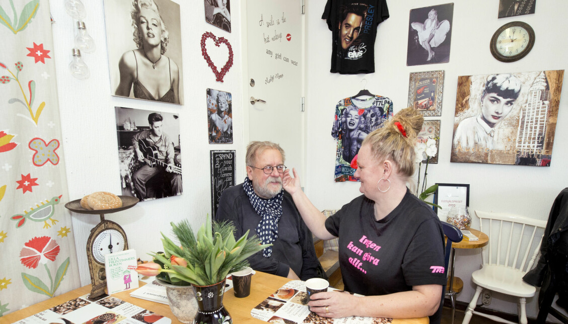 Sedan pensionären Mats blev singel kommer han gärna till macken för att träffa lite folk och ta en fika. Foto: Rickard Nilsson Sedan pensionären Mats blev singel kommer han gärna till macken för att träffa lite folk och ta en fika. Foto: Rickard Nilsson