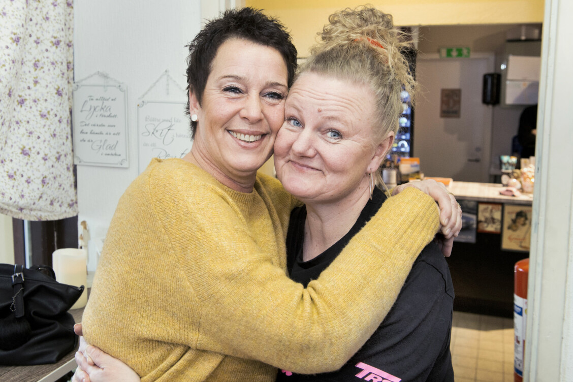 Bästa kompisen Katrin hjälper ofta till med Camillas insamlingar. Foto: Rickard Olsson Bästa kompisen Katrin hjälper ofta till med Camillas insamlingar. Foto: Rickard Olsson