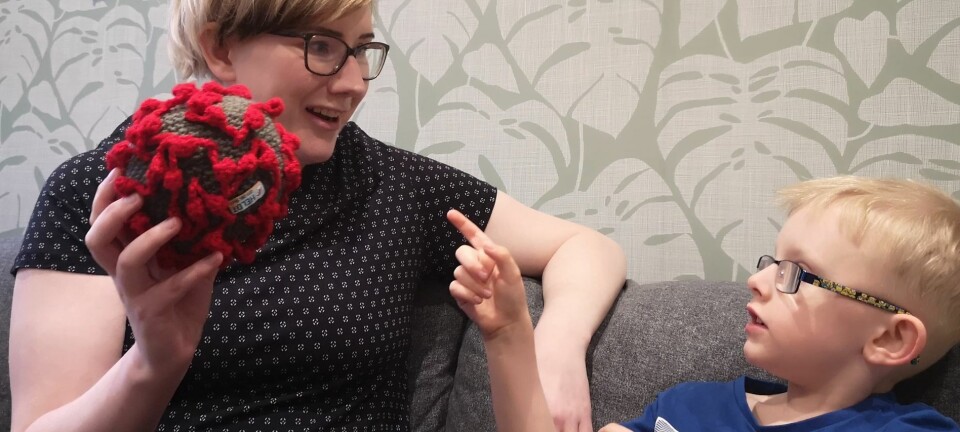 Emmas pedagogiska drag: Virkade virusboll till sonen