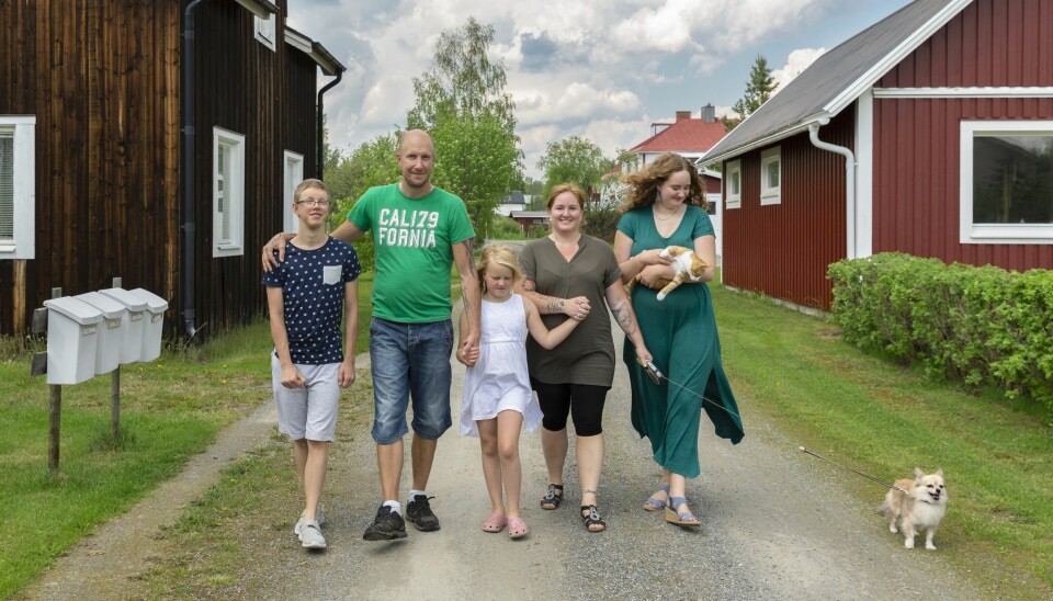 Hela familjen Familjen Eklöf Norberg: Jannice Eklöf, 40 år, författare, fotograf och redaktionschef på en lokal gratistidning. Kent Norberg, 43 år, lokförare. Joel, 17 år, Jennilie, 14 år och Juva, 8 år. Bor: Alby, i Ånge. Foto: Sara Magnusson Hela familjen Familjen Eklöf Norberg: Jannice Eklöf, 40 år, författare, fotograf och redaktionschef på en lokal gratistidning. Kent Norberg, 43 år, lokförare. Joel, 17 år, Jennilie, 14 år och Juva, 8 år. Bor: Alby, i Ånge. Foto: Sara Magnusson