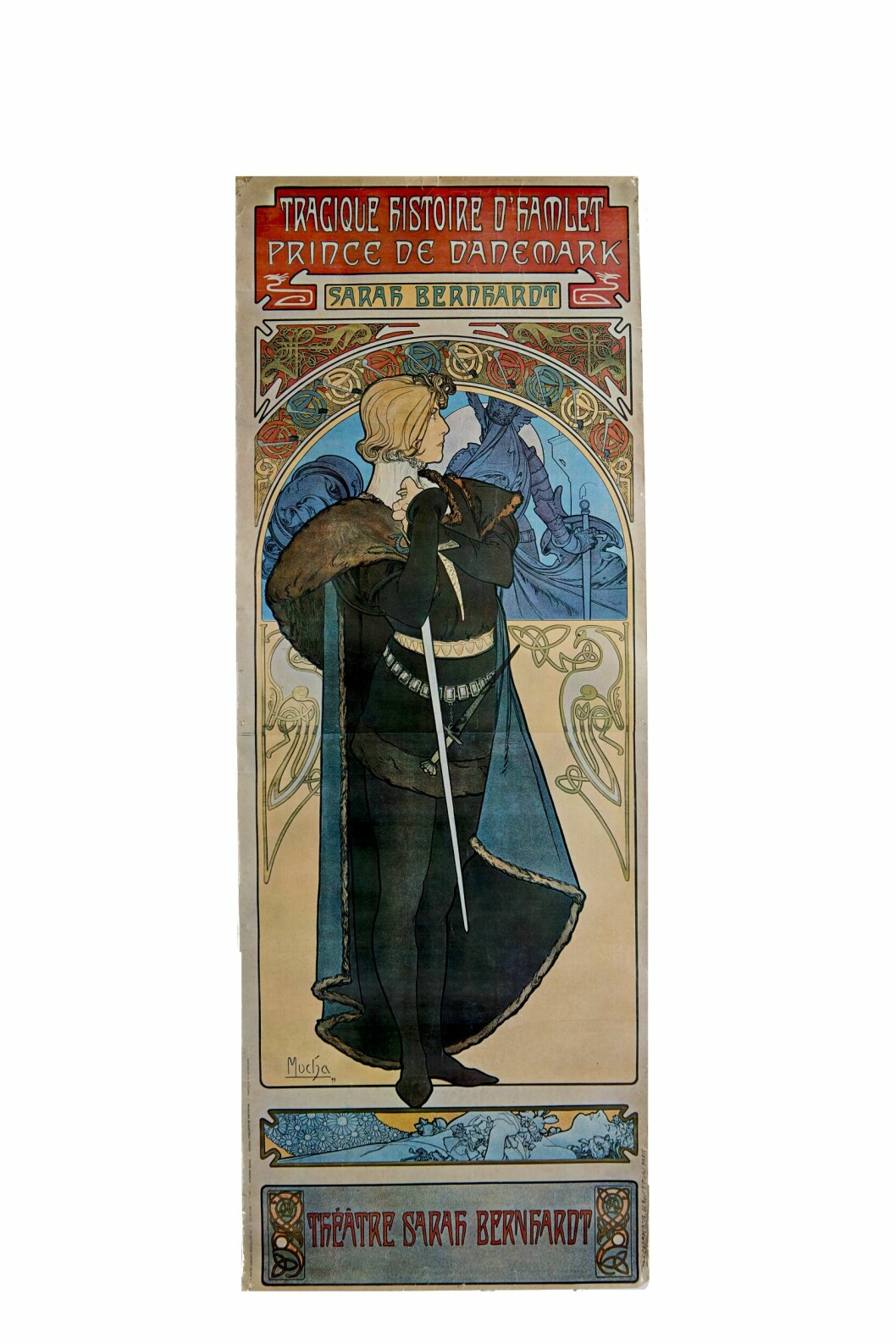 Så här såg den ut, den nya affischkonsten, utvecklad av bland andra Alphonse Mucha, som här avbildat den legendariska megastjärnan Sarah Bernhardt i rollen som Hamlet på hennes egen teater i Paris. Affischen är ett tryck från tidigt 1970-tal, innan den andra jugendvågen klingat av. Den finns i rulle med små nålstick i hörnen efter upphängning och kostar 1 500 kr hos Rågers Antik & Design. Affisch i jugendstil.
