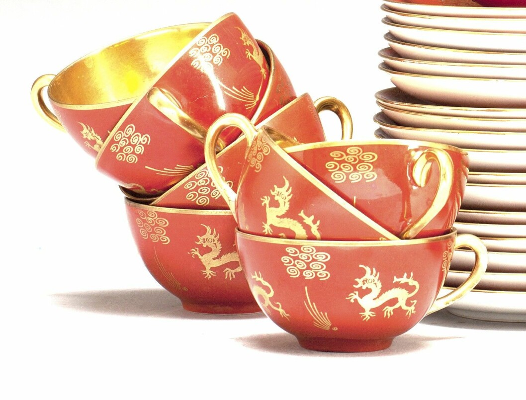 Utmärkta till sommarens fikastunder blir kaffekopparna med kinesiserande dekor av drakar från omkring 1930. Mönstret är ritat av Edward Hald (1883–1980), medan Karlskrona porslinsfabrik har stått för tillverkningen. Kopparna ingår i en servis med 12 delar som fick ett vinnande bud på 1400 kronor 2018. Sju röda kaffekoppar och fat med kinesiserande gulddekor av drakar.