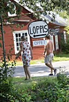 På somrarna öppnar många upp sina lador, förråd och uthus för loppis. I hela Sverige kan man hitta privata sommarloppisar. Här finns allt från krimskrams, nytill-verkat och kuriosa till antikviteter, allmoge och samlarfynd. Och priserna varierar därefter.