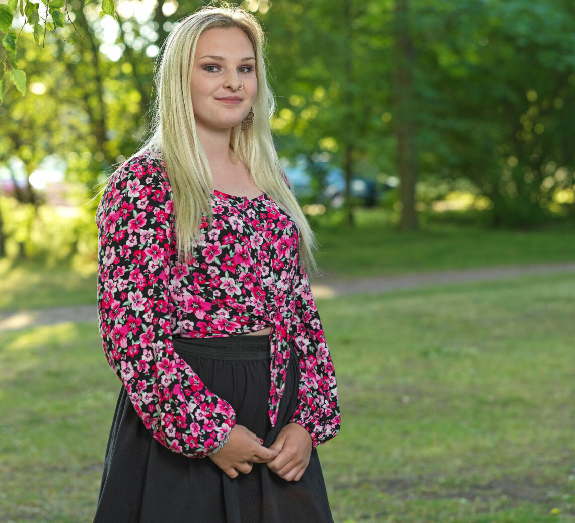 Linn har nyligen lyckats ta sig ur sitt djupa drogmissbruk. Linn har nyligen lyckats ta sig ur sitt djupa drogmissbruk.