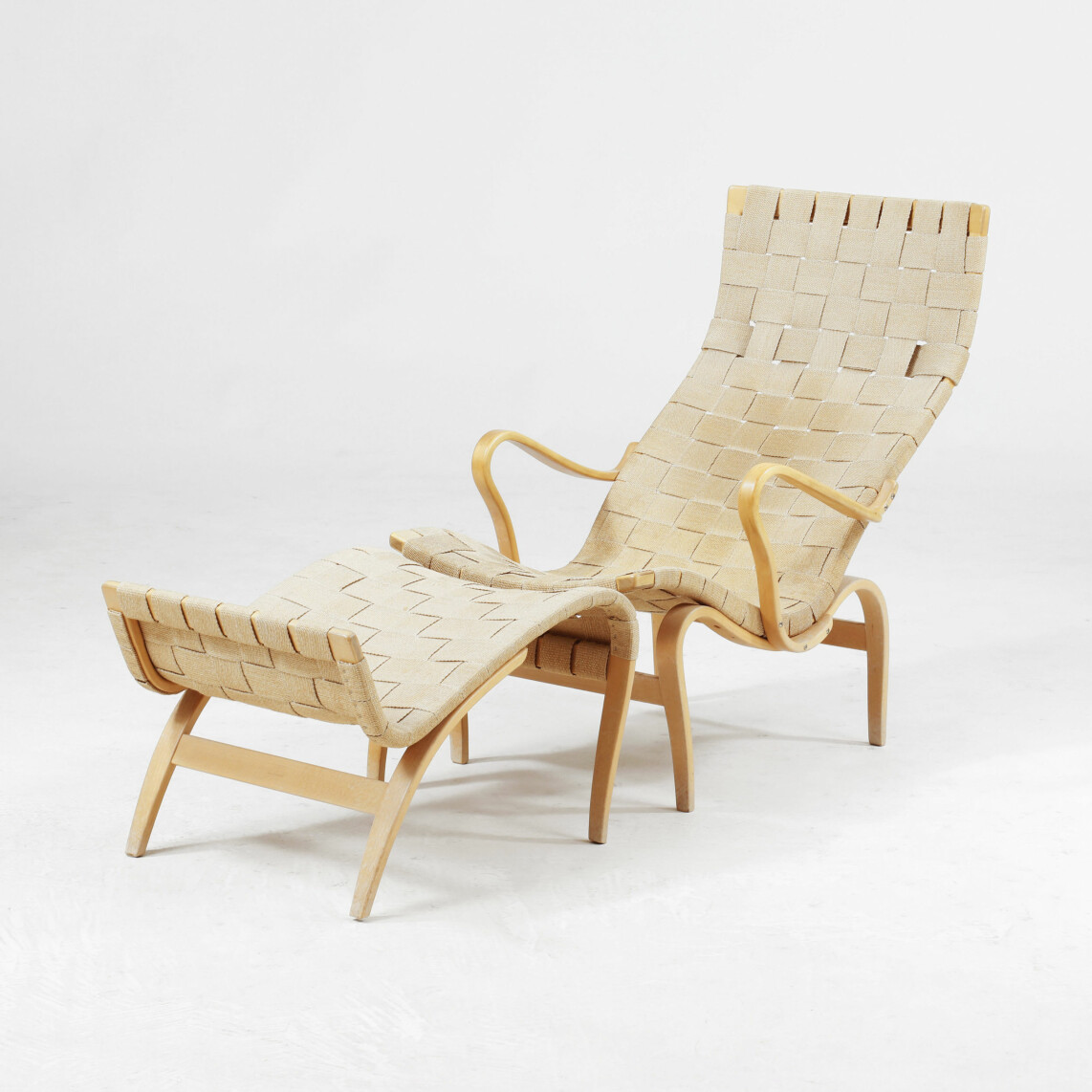Möbelmästaren Bruno Mathsson var mycket upptagen av ”sittandets mekanik” och har gett form åt en rad sköna stolar. Hans genombrott kom 1936, med en utställning på Röhsska konstslöjdmuseet i Göteborg. Till hans klassiker räknas de olika versionerna av stolen Pernilla som han ritade på 1940-talet. Hos Göteborgs Auktionsverk har man värderat det här exemplaret av Pernilla 2 med fotpall till 6 000 kr. Möbelmästaren Bruno Mathsson var mycket upptagen av ”sittandets mekanik” och har gett form åt en rad sköna stolar. Hans genombrott kom 1936, med en utställning på Röhsska konstslöjdmuseet i Göteborg. Till hans klassiker räknas de olika versionerna av stolen Pernilla som han ritade på 1940-talet. Hos Göteborgs Auktionsverk har man värderat det här exemplaret av Pernilla 2 med fotpall till 6 000 kr.