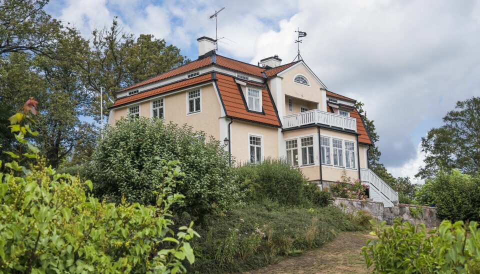 När det blev för stelt under bjudningarna hemma i den stora Djursholmsvillan kunde inte Catharina låta bli att busa för att lätta upp stämningen. Foto: Jennifer Glans När det blev för stelt under bjudningarna hemma i den stora Djursholmsvillan kunde inte Catharina låta bli att busa för att lätta upp stämningen. Foto: Jennifer Glans