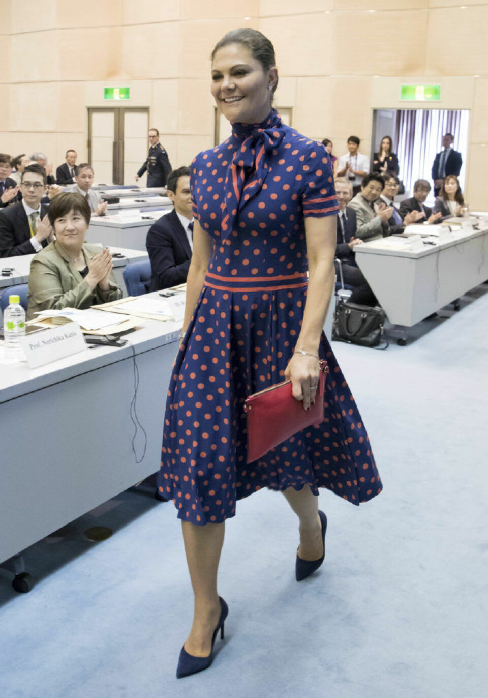 Victoria 2017. Under sin resa till Japan i april förra året gjorde kronprinsessan Victoria succé i mammas prickiga gamla blåsa. Ett tydligt ställningstagande för hållbart mode och mycket lämpligt i sammanhanget, då en stor del av besöket gick i miljöns tecken. Victoria 2017. Under sin resa till Japan i april förra året gjorde kronprinsessan Victoria succé i mammas prickiga gamla blåsa. Ett tydligt ställningstagande för hållbart mode och mycket lämpligt i sammanhanget, då en stor del av besöket gick i miljöns tecken.