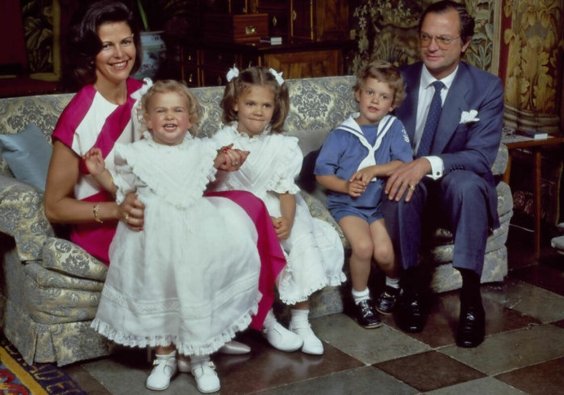 Silvia 1984.I mitten av det färgstarka 80-talet var cerise och diagonala mönster hetare än hetast. Vid familjefotograferingen på Drottningholms slott sommaren 1984 lyckades drottning Silvia pricka in bägge trenderna, iförd en klänning som sytts upp speciellt för henne. Silvia 1984.I mitten av det färgstarka 80-talet var cerise och diagonala mönster hetare än hetast. Vid familjefotograferingen på Drottningholms slott sommaren 1984 lyckades drottning Silvia pricka in bägge trenderna, iförd en klänning som sytts upp speciellt för henne.