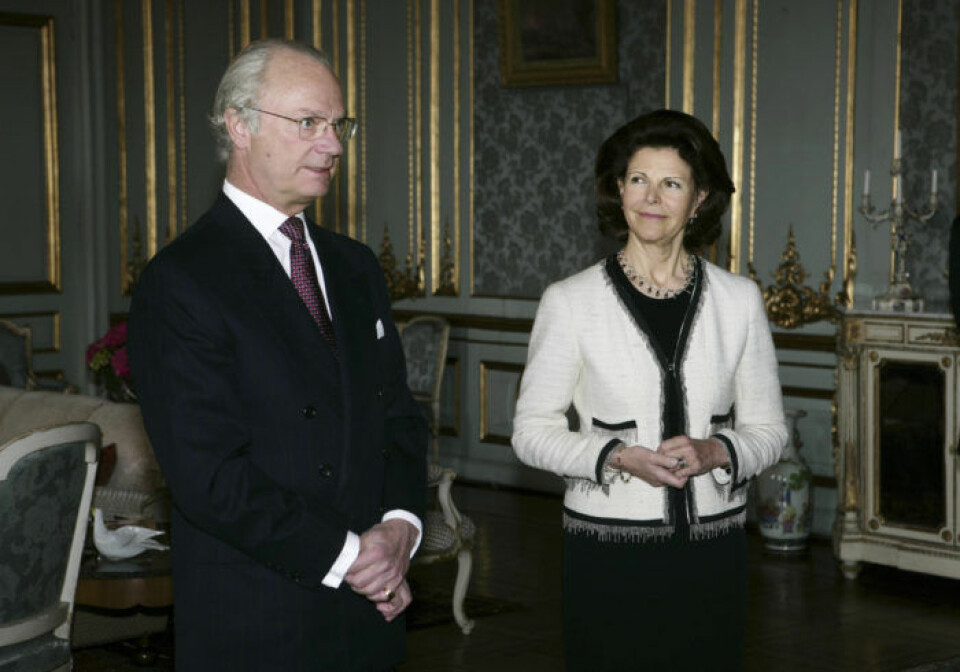 Silvia 2006.Drottning Silvia bar den vackra Chanelkavajen vid en ceremoni på Stockholms slott i mars 2006, där kungen mottog en hedersutmärkelse för sitt engagemang för människors miljö. Silvia matchade den benvita jackan stilrent med svart. Silvia 2006.Drottning Silvia bar den vackra Chanelkavajen vid en ceremoni på Stockholms slott i mars 2006, där kungen mottog en hedersutmärkelse för sitt engagemang för människors miljö. Silvia matchade den benvita jackan stilrent med svart.
