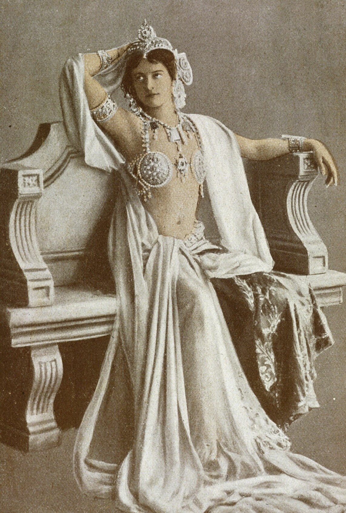 Mata Hari blev en firad stjärna med rika och mäktiga män som älskare. Mata Hari blev en firad stjärna med rika och mäktiga män som älskare.