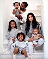 Kanye West och Kim Kardashian med barnen North, Saint, Chicago och Psalm. Dottern North är photoshoppad in i familjens julkort då hon först inte ville vara med.