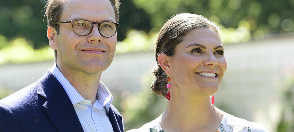 Här lämnar Victoria och Daniel Solliden för hemlig utflykt