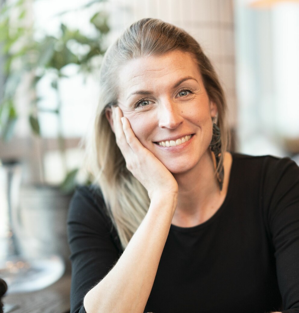 Johanna Bälter hade levt med en man i tolv år när hon träffade den kvinna hon inte kunde glömma. Tillvaron blev kaosartad, men idag känner Johanna ett inre lugn. Foto: Jennifer Glans Johanna Bälter hade levt med en man i tolv år när hon träffade den kvinna hon inte kunde glömma. Tillvaron blev kaosartad, men idag känner Johanna ett inre lugn. Foto: Jennifer Glans