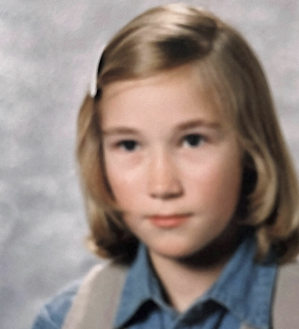 Christina blev mobbad för att hon var blind under en stor del av skolåren. Christina blev mobbad för att hon var blind under en stor del av skolåren.