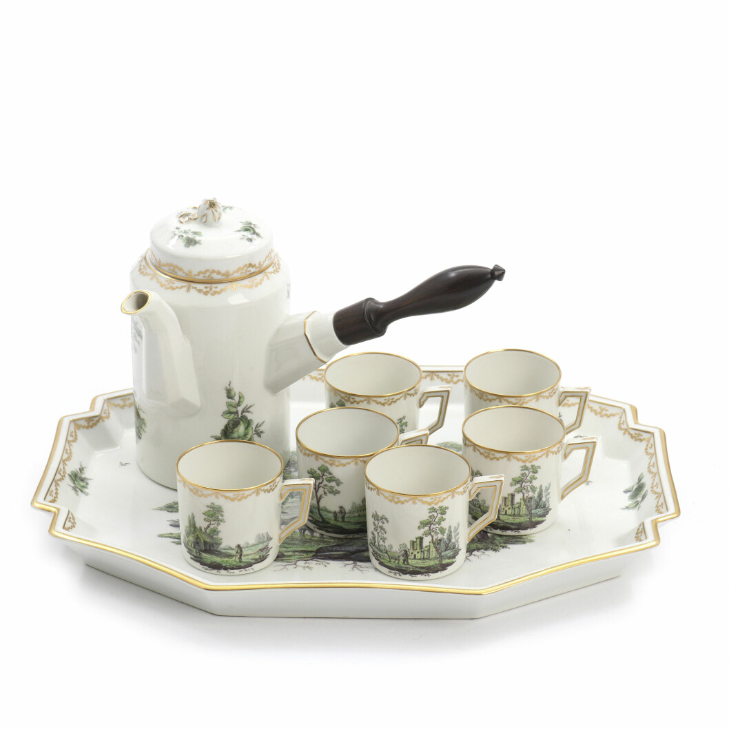 Perfekta till en stark kopp kaffe efter maten är de små mockakopparna med tillhörande kanna och bricka från Royal Copenhagen. Setet är tillverkat under 1900-talet i en modell som är typisk för det sena 1700-talet. Vinnande bud blev 2 200 danska kronor (4 000) hos Bruun Rasmussen 2019. Mockakaffe har fått sitt namn efter hamnstaden Mocka, som redan under 1400-talet var en stor marknadsplats för kaffe. Idag används namnet mer som en benämning på ett extra starkt kaffe som dricks ur mindre koppar, så kallade mockakoppar. Porslinsbricka med sex moccakoppar och en kaffekanna med trähandtag.