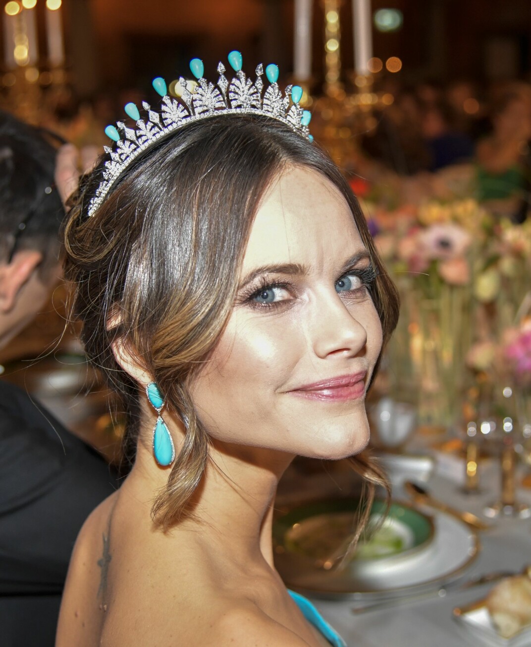Prinsessan Sofia ville ha ett par turkosa örhängen som skulle matcha till hennes klänning – det blev en utmaning för Amanda. Foto: TT Prinsessan Sofia ville ha ett par turkosa örhängen som skulle matcha till hennes klänning – det blev en utmaning för Amanda. Foto: TT