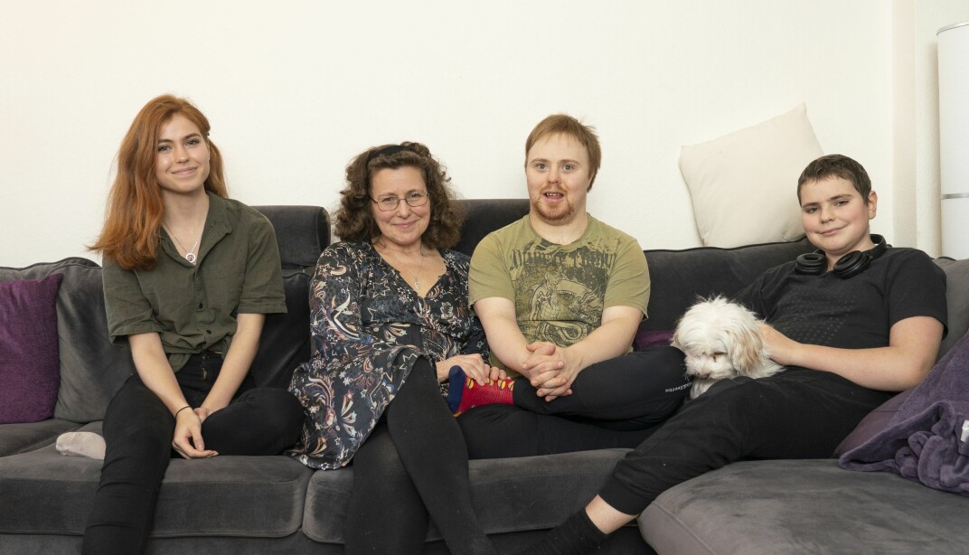 Oscar (till höger) måste röntgas med jämna mellanrum. Men han har trots sina svåra sjukdom hittat tillbaka till livet och glädjen. Här tillsammans med syskonen Mikaela, Mattias, mamma Anna Eklund Tarantino, som också drabbades av cancer, och hunden Lea. Oscar (till höger) måste röntgas med jämna mellanrum. Men han har trots sina svåra sjukdom hittat tillbaka till livet och glädjen. Här tillsammans med syskonen Mikaela, Mattias, mamma Anna Eklund Tarantino, som också drabbades av cancer, och hunden Lea.