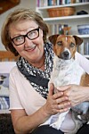 Eva-Gun med sin fjärde jack russel-hund Allan.