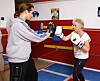 Gun-Britt tränar boxning med instruktören Adam. Foto: Leif Boström