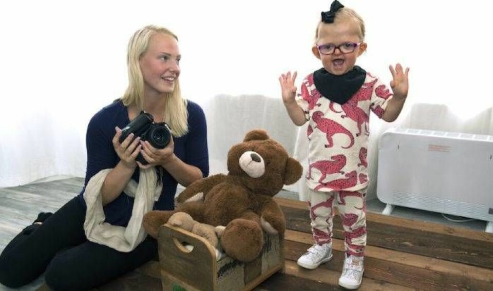Julia med sin favoritmodell, systerdottern Minea. Julia med sin favoritmodell, systerdottern Minea.