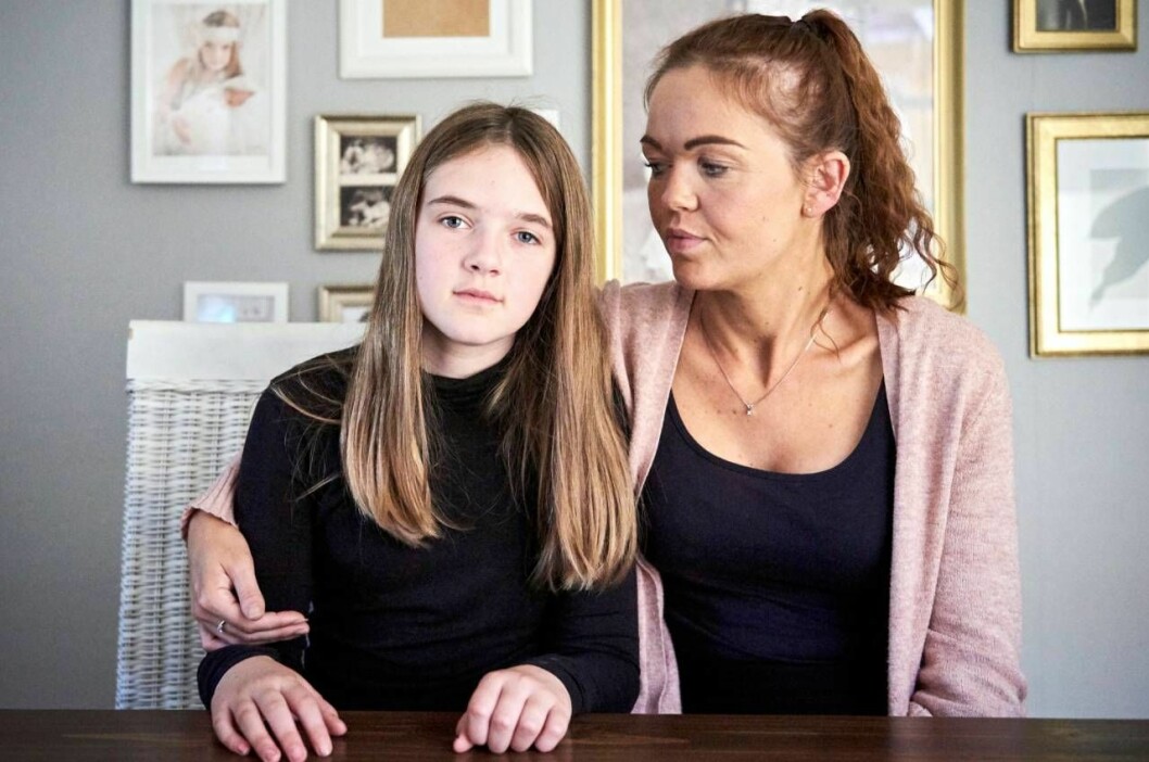 Äldsta dottern vet att mamma har cancer i hjärnan. 28-åriga Natacha håller om sin äldsta dotter