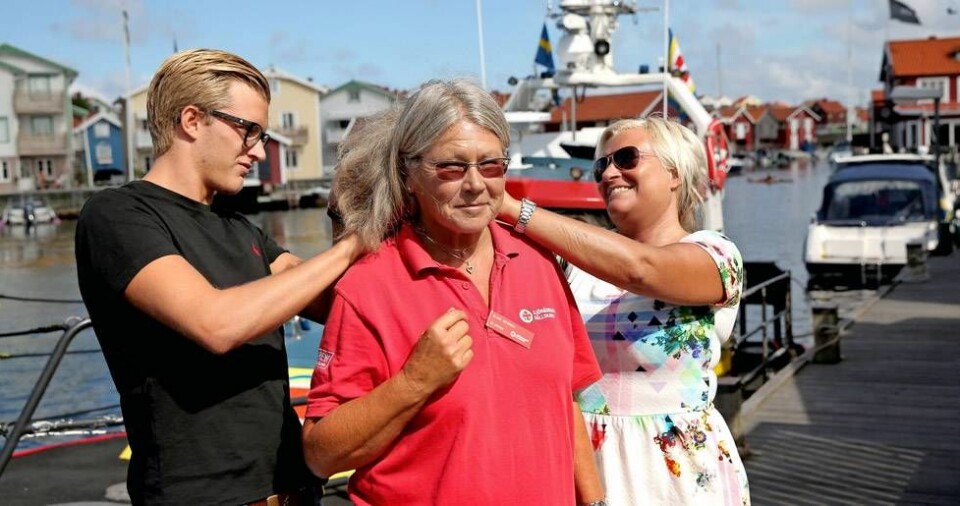 William och Anna hänger Allers guldhjärta runt halsen på Elsie. – Hon var så lugn och trygg när hon klättrade upp i vår båt. När hon kom ombord kunde jag slappna av. Då förstod jag att vi skulle klara oss, säger Anna. William och Anna hänger Allers guldhjärta runt halsen på Elsie. – Hon var så lugn och trygg när hon klättrade upp i vår båt. När hon kom ombord kunde jag slappna av. Då förstod jag att vi skulle klara oss, säger Anna.