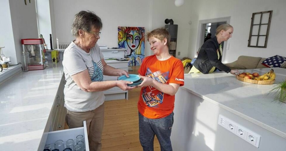Alla drar sitt strå till stacken. Här är det Alex som hjälper farmor Marianne att duka. Foto: Stefan Lindblom Alla drar sitt strå till stacken. Här är det Alex som hjälper farmor Marianne att duka. Foto: Stefan Lindblom
